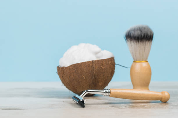 ココナッツボウルに泡を剃り、木製のテーブルの上に木製のシェービングアクセサリー。 - shaving equipment wash bowl bathroom razor ストックフォトと画像