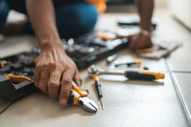 caixa de ferramentas de trabalho do homem - screwdriver - fotografias e filmes do acervo