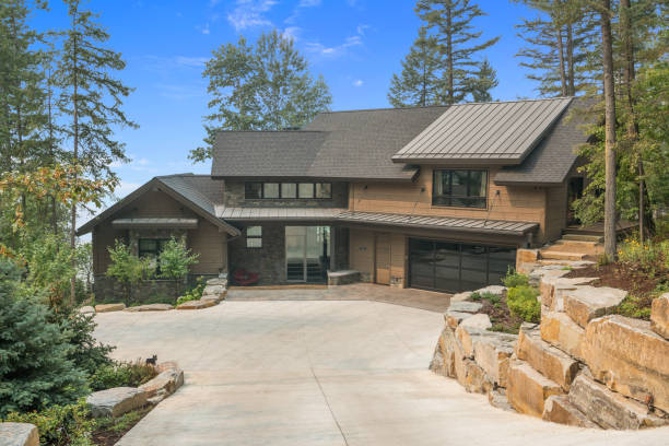 istock Sloping driveway in front of house in the woods 1337181545