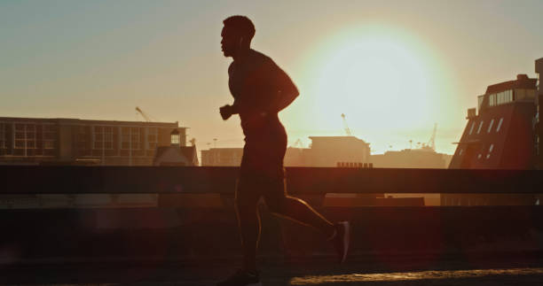 scatto di un giovane sportivo che corre all'aperto - corsa di superstrada foto e immagini stock