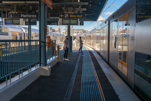 un train arrive à la gare de milsons point. - milsons point photos et images de collection