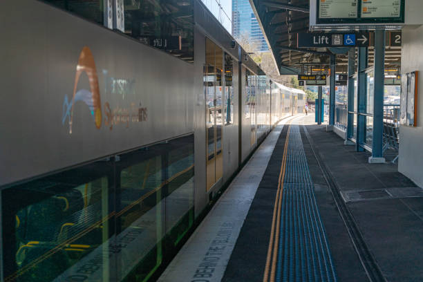 un train arrive à la gare de milsons point. - milsons point photos et images de collection