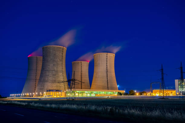 usina nuclear à noite, dukovany, república tcheca - environment risk nuclear power station technology - fotografias e filmes do acervo