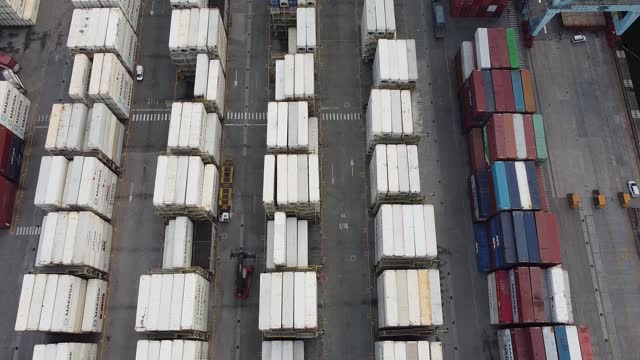 Container corridor in a Latin American port