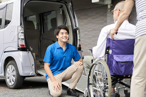 A caregiver who picks up and picks up the elderly in a long-term care taxi