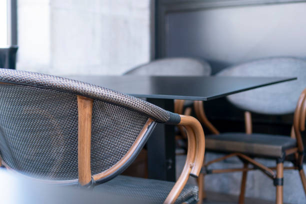 um lugar aconchegante para negociações comerciais em um café com cadeiras elegantes com uma moldura curva de madeira - community center cafeteria restaurant cafe - fotografias e filmes do acervo