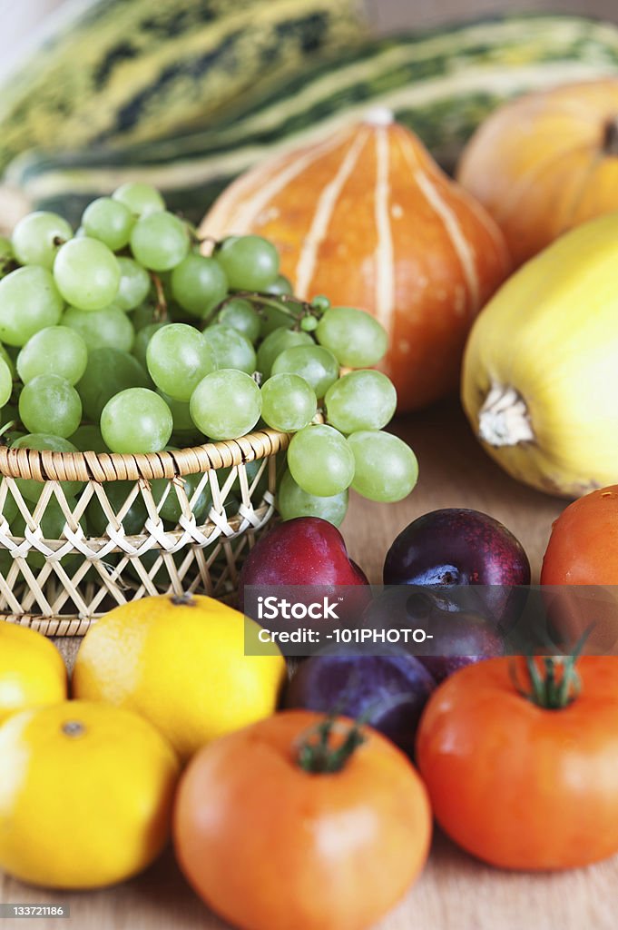 Un sacco di frutta verdura Zucca gialla casco uve cestello Prugna cinese - Foto stock royalty-free di Cestino