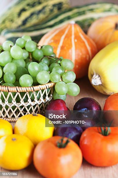 Muitos Frutos De Hortícolas Abóbora Cacho De Uvas Cesto Mandarim Ameixa - Fotografias de stock e mais imagens de Amarelo