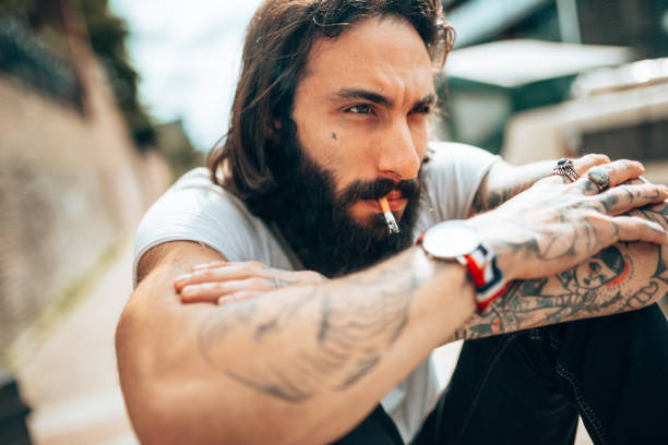 uomo hipster con tatuaggio che fuma - stubble men tattoo sensuality foto e immagini stock