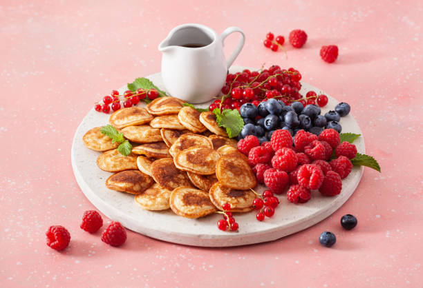 american mini pancake board with berries and maple syrup - norway maple imagens e fotografias de stock