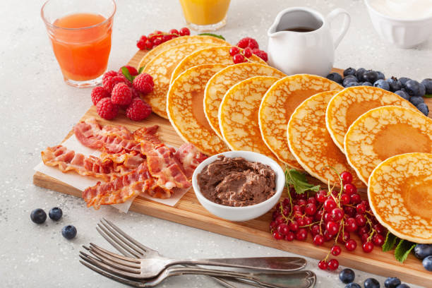 american pancake board with bacon berries maple syrup butter - norway maple imagens e fotografias de stock