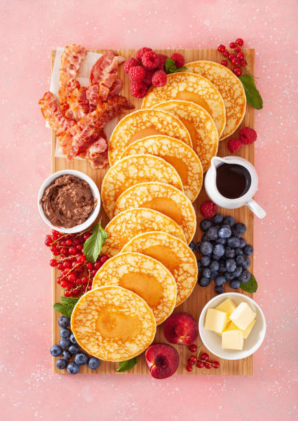 american pancake board with bacon berries maple syrup butter - norway maple imagens e fotografias de stock