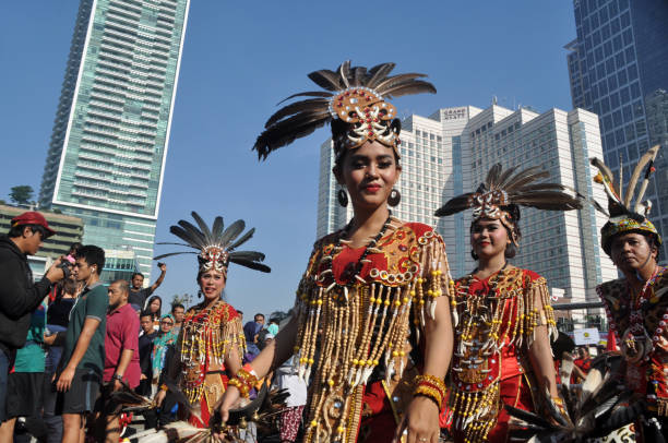 dayak borneo culture participou do desfile de cultura da asean em thamrin - rua sudirman, jacarta-indonésia - dayak - fotografias e filmes do acervo