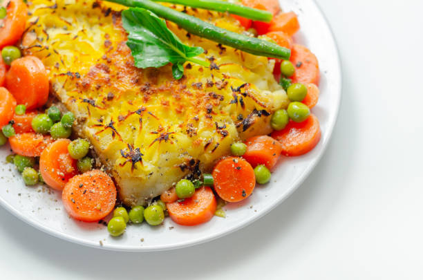 torta del pastore, tenero agnello tritato con verdure da giardino in un sugo abbondante sotto poltiglia di burro con carote e piselli verdi, - mash bean foto e immagini stock