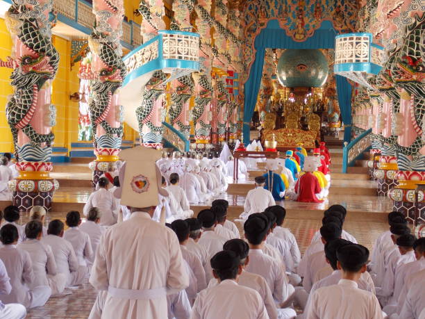 cao dai tempel während einer zeremonie - caodaism stock-fotos und bilder