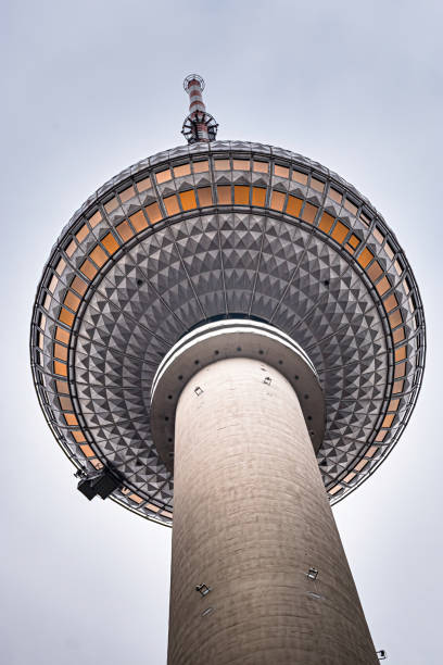 torre de televisão de berlim de baixo - berlin germany television tower communications tower alexanderplatz - fotografias e filmes do acervo