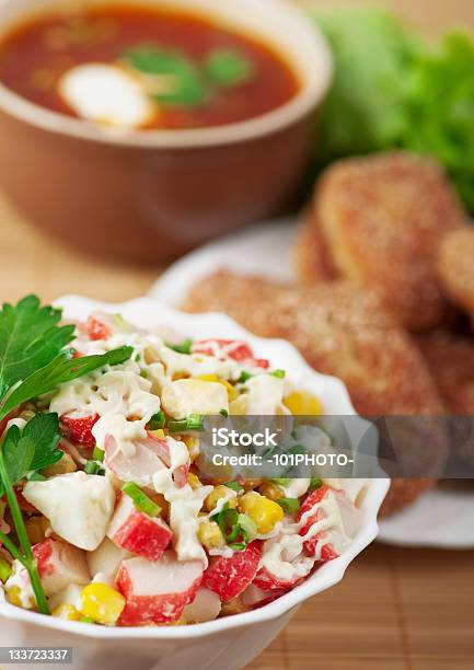 美味しいディナーのクローズアップボウル蟹サラダバーガーborscht - サラダのストックフォトや画像を多数ご用意 - サラダ, テーブル, ボルシチ