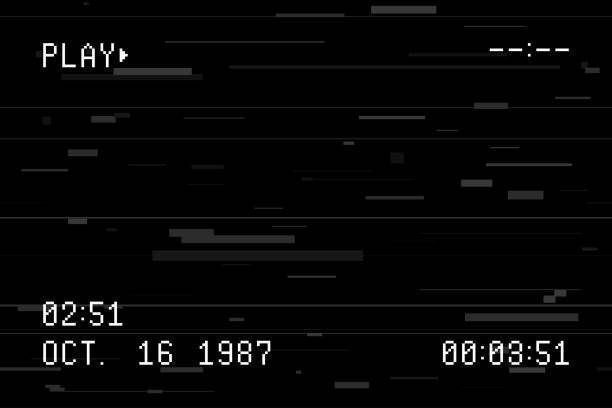 illustrazioni stock, clip art, cartoni animati e icone di tendenza di vecchio modello di schermo della videocamera. mirino della fotocamera retrò con effetto glitch e linee orizzontali casuali, rumore e distorsione. schermo della videocamera con data pixel, ora e altro testo. - vcr video cassette tape video television