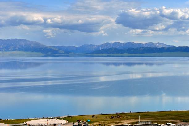 sayram lake in xinjiang province - 塞里木湖 個照片及圖片檔
