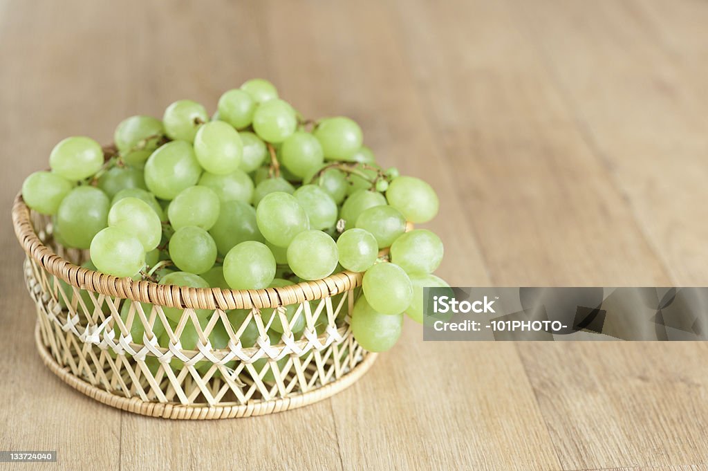 Vime cesto cacho de uvas verde grande - Royalty-free Cesto Foto de stock