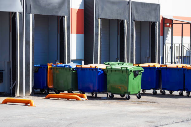 bidoni della spazzatura vicino al terminal di trasporto merci. banchina di carico - blue bulk business cargo container foto e immagini stock