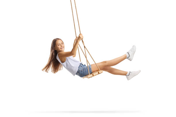 красивая девушка с длинными волосами, качающимися на деревянных качелях - child swing swinging playing стоковые фото и изображения