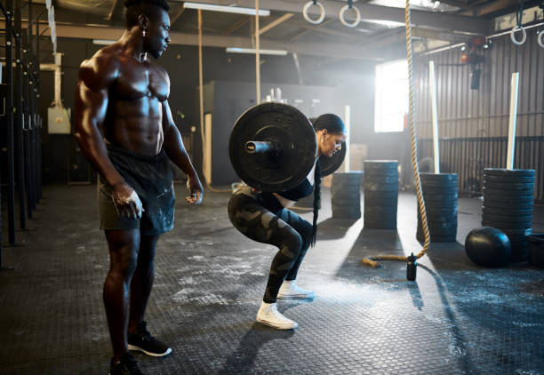 scatto di due compagni di palestra che si allenano in palestra insieme - men black body building african descent foto e immagini stock