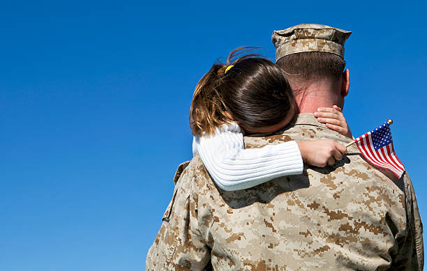 homme embrasse sa fille militaire - vétéran photos et images de collection