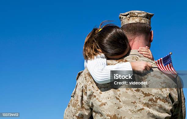 Военный Человек Hugs Дочь — стоковые фотографии и другие картинки Ветеран - Ветеран, Военное дело, Семья