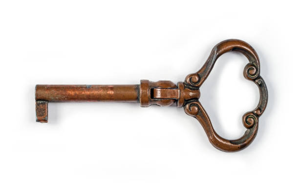 старинный медный ключ. - isolated brass key macro стоковые фото и изображения