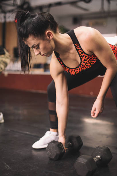 allenamento incrociato - crouching barbell weightlifting weight training foto e immagini stock
