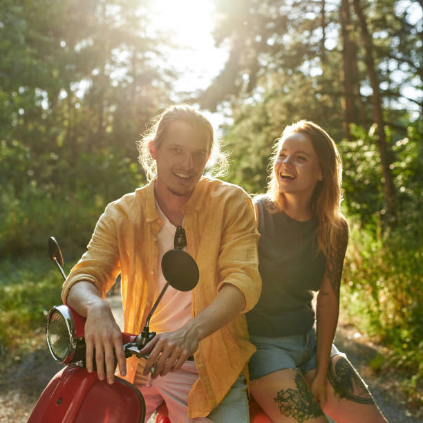 portrait de jeunes époux caucasiens heureux en scooter - motorcycle motor scooter couple young adult photos et images de collection