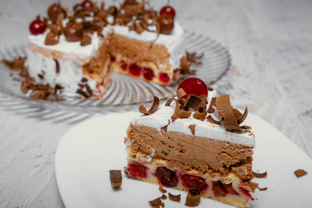 チェリーとクリームケーキ。皿の上のケーキ。甘い食べ物。甘いデザート。 - tart cake pie isolated ストックフォトと画像