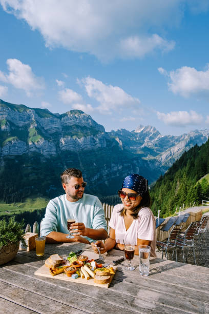 швейцарские альпы и горный ресторан под скалой эшер, вид с горы эбенальп в регионе аппенцелль в швейцарии скала эшер - food mountain стоковые фото и �изображения