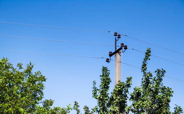 elektryczny słup nośny na tle błękitnego nieba - nośny zdjęcia i obrazy z banku zdjęć