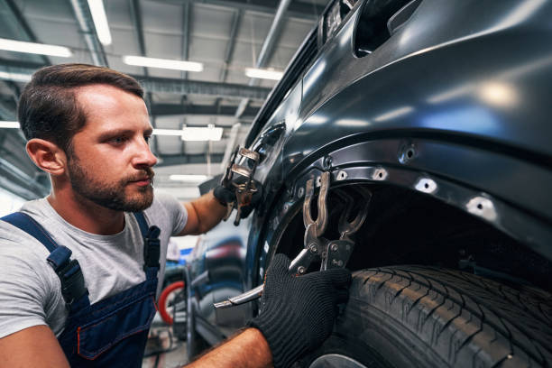 istock Mechanic fixating screw clamp on car body 1337273440