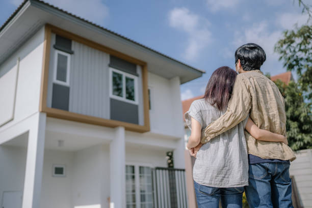 istock Excited couple for new house. 1337281214