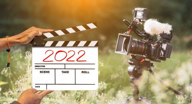 o título do ano de 2022 do texto na lousa do filme. feliz indústria cinematográfica de anos novos. - new years eve film title - fotografias e filmes do acervo