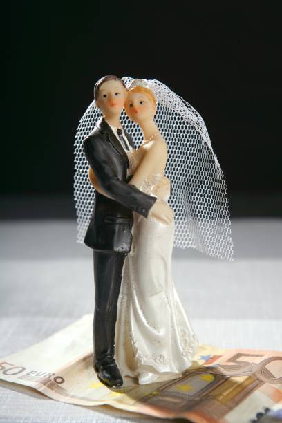 istock wedding couple figurine and euro note 1337284286
