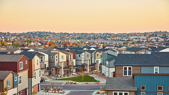 Comunidad residencial en el oeste de los Estados Unidos con casas modernas al amanecer photo
