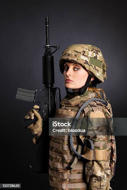 Foto de Linda Garota Com Um Rifle Exército e mais fotos de stock de Adulto - Adulto, Arma de Fogo, Armamento