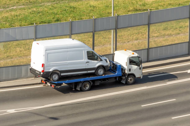 załadunek minibusa na lawetę na ulicy miasta. - tow truck zdjęcia i obrazy z banku zdjęć