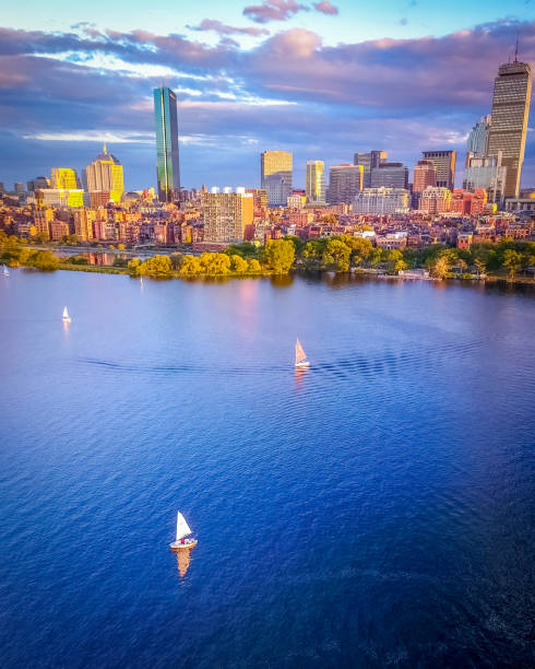 sailboats on the charles river - boston sunset city bridge imagens e fotografias de stock