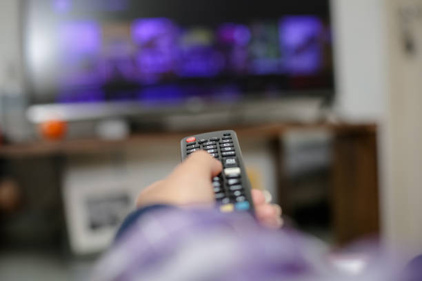 control remoto de tv para encender y ver series y películas. - tuning knob fotografías e imágenes de stock