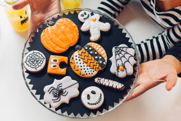 istock Mom And Daughter Holding Cookies 1337296090