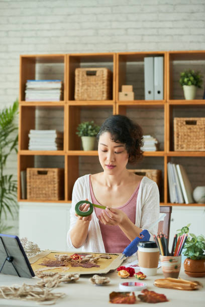 istock Woman Doing Oshibana Style Picture 1337299716