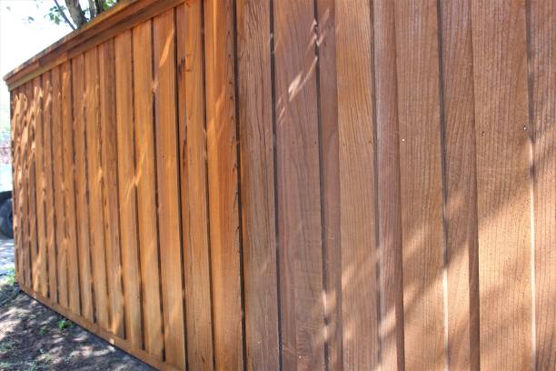 istock Partially pressure washed old fence 1337302436