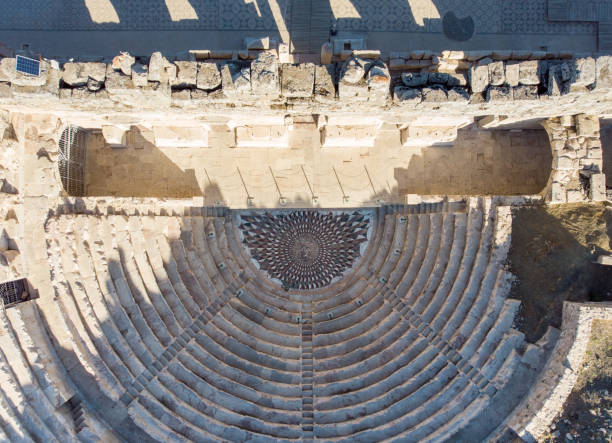medusa cabeça mosaico em ruínas antigas de odeon em kibyra, pamphilia - mosaic greek culture mythology ancient - fotografias e filmes do acervo