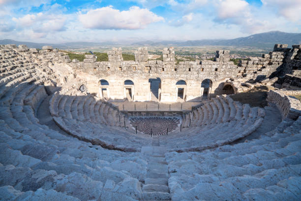 teatro musical odeón y mosaico de cabeza medusa en antiguas ruinas de kibyra, pamphilia - mosaic ancient greek culture greek mythology fotografías e imágenes de stock