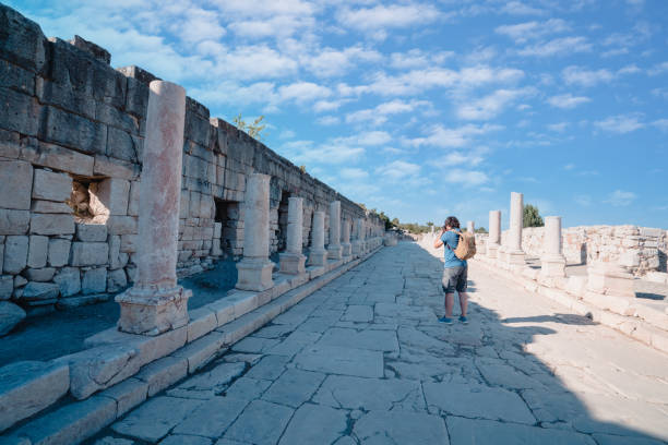 fotografo turista sta scattando foto nelle antiche rovine di kibyra, pamphilia - greek mythology goddess mosaic greek culture foto e immagini stock